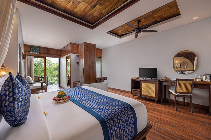 Deluxe with Bathtub
