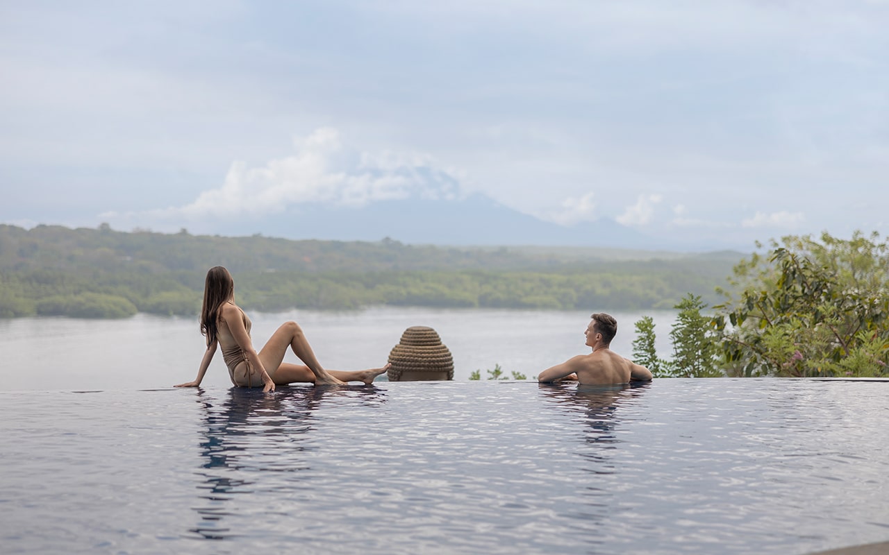 Infinity-edge main pool