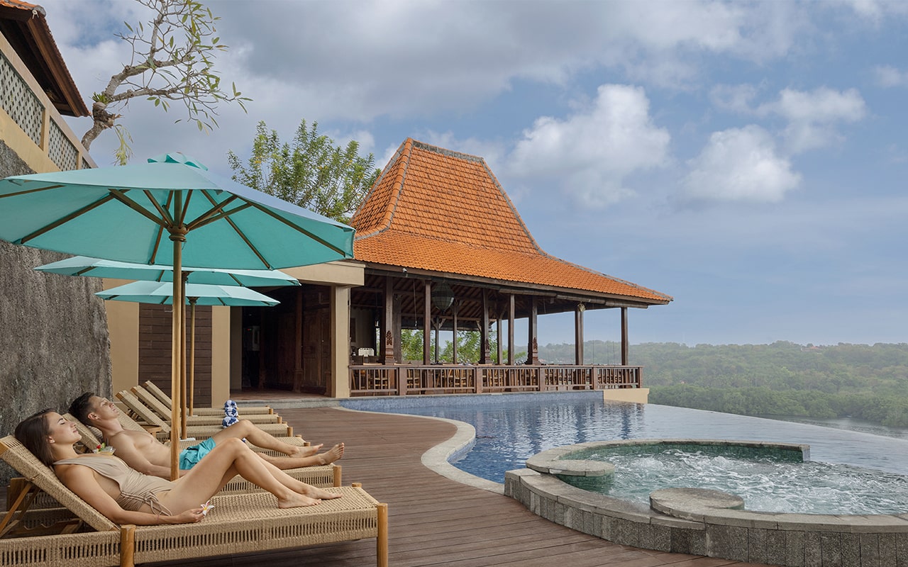 Infinity-edge main pool